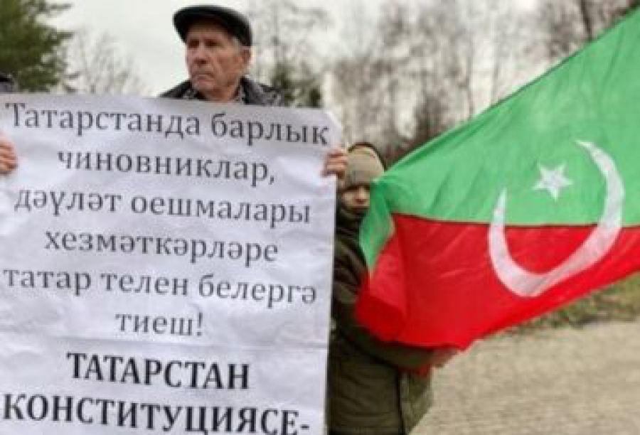 Kazan’da Tataristan Anayasası Günü’nde protesto eylemi: Tatar dili için mücadele!